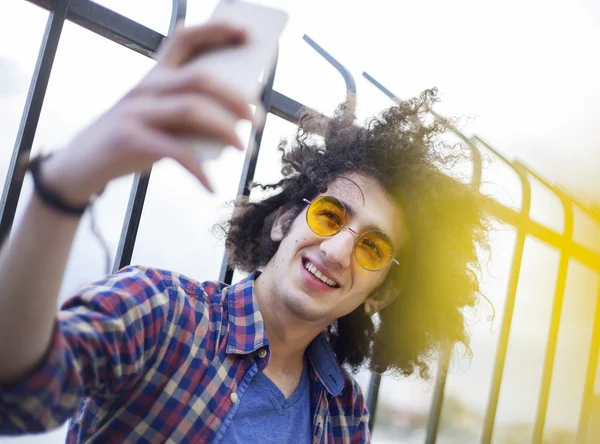 Jonge man nemen selfie — Stockfoto