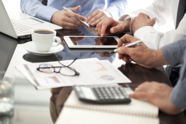 Ofisteki iş adamları.