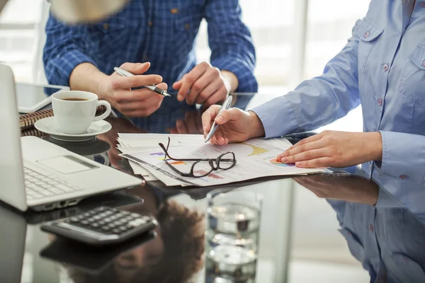 Gente de negocios en la oficina — Foto de Stock