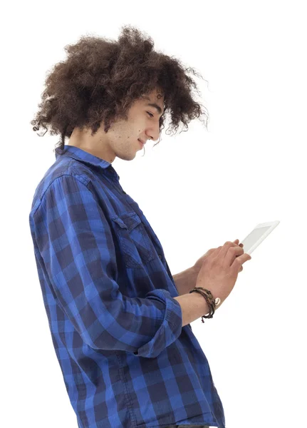 Joven sonriente usando tableta —  Fotos de Stock