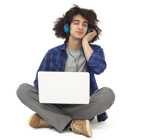Junger Mann hört Musik mit Kopfhörern — Stockfoto