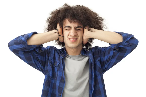 Furieux jeune homme couvrant les oreilles avec les mains — Photo