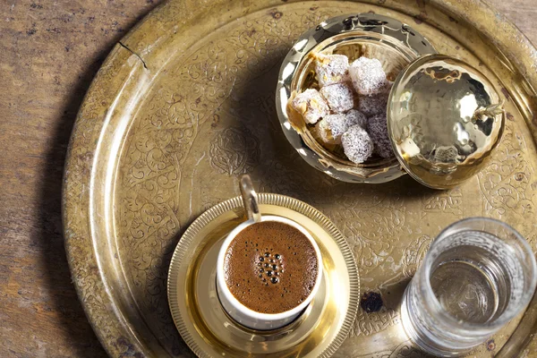 Türkischer Kaffee auf hölzernem Hintergrund — Stockfoto
