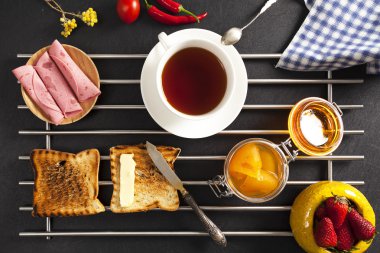 siyah arka plan üzerine Servis Kahvaltı