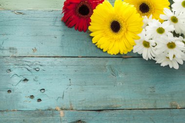 Ahşap arkaplanda çiçekler