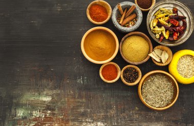 Vintage gemide çeşitli baharatlar