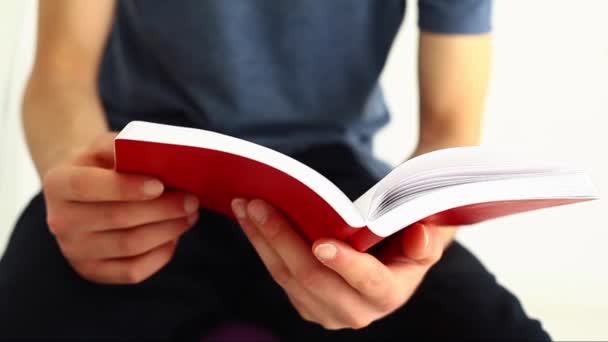 Joven leyendo libro — Vídeo de stock