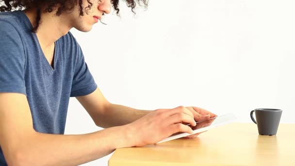 Hombre joven usando tableta digital — Vídeos de Stock