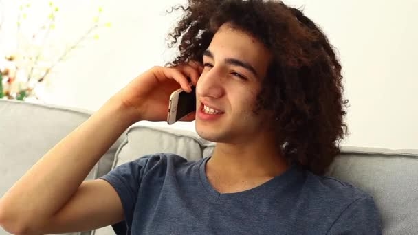 Young man talking on mobile phone — Stock Video