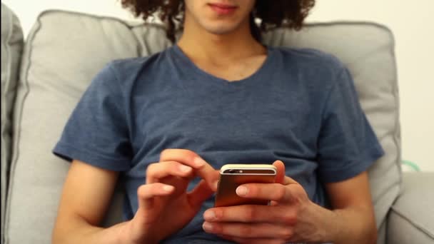 Mladý muž používající mobilní telefon — Stock video