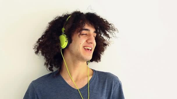 Young man listening music with headphone — Stock Video