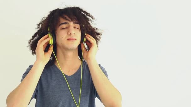 Young man listening music with headphone — Stock Video