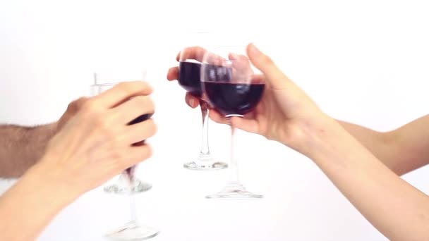 Mãos segurando copos de vinho tinto e clicando — Vídeo de Stock