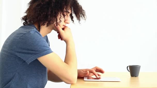 Hombre joven usando tableta digital — Vídeo de stock