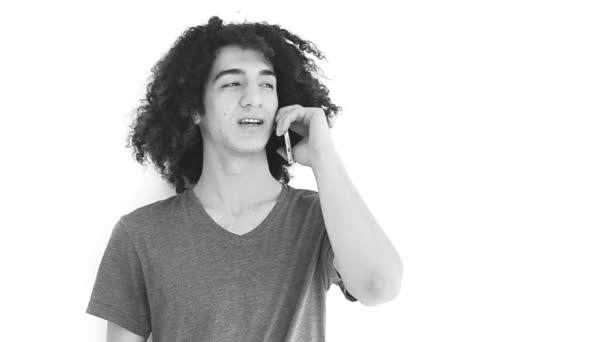 A fiatalember beszél mobiltelefon — Stock videók