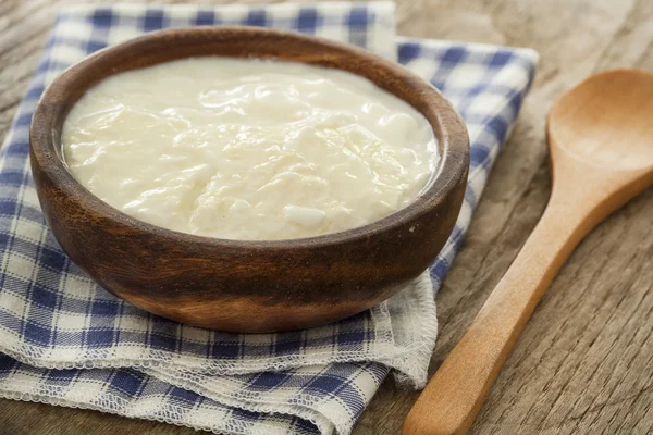 Yogur casero sobre mesa de madera — Foto de Stock