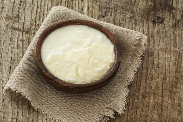 Yogur casero sobre mesa de madera — Foto de Stock