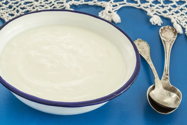 Ahşap masa üzerinde ev yapımı yoğurt — Stok fotoğraf