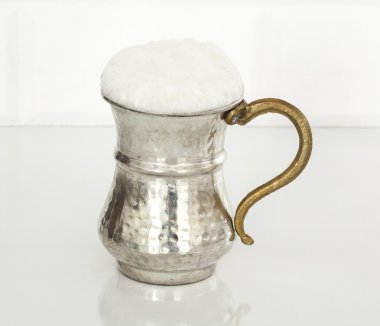 Butttermilk beyaz masada sürahi