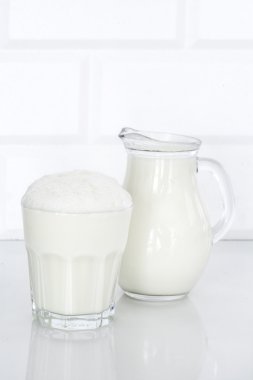 Butttermilk beyaz masada bardak