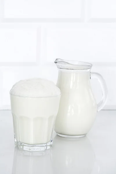 A butttermilk, a fehér asztal üveg — Stock Fotó