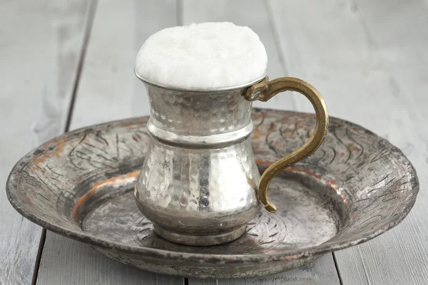 Butttermilk ahşap masa üzerinde sürahi — Stok fotoğraf