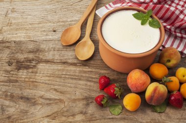 Ev yapımı yoğurt ve meyve ahşap tablo
