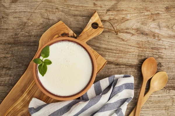 Домашній йогурт на дерев'яному столі — стокове фото