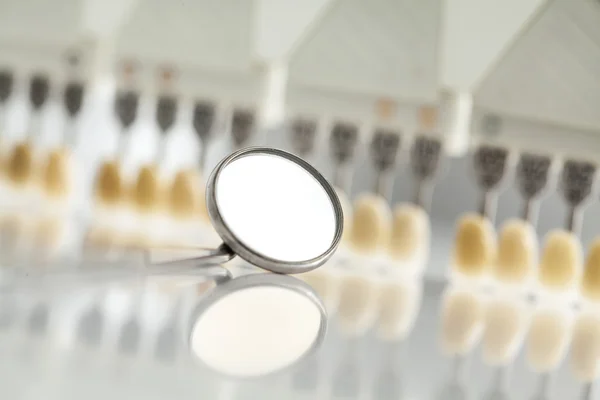 Dental mirror and color shades — Stock Photo, Image