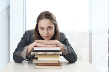 Kitaplar ile sıkılmış öğrenci genç kız