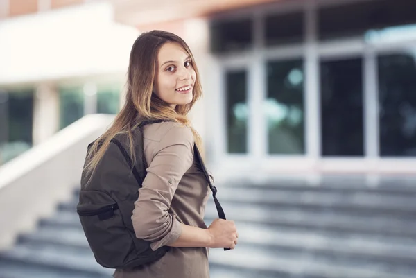 Schülerin in der Schule — Stockfoto