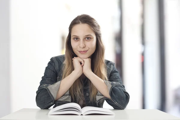 Studente giovane ragazza che studia — Foto Stock