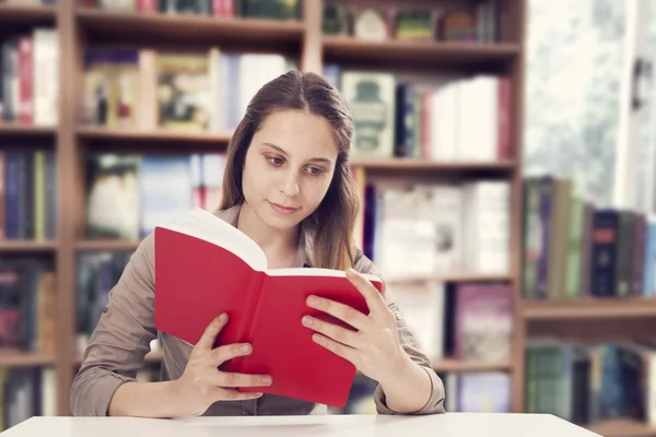 Jonge vrouw lezen boek — Stockfoto