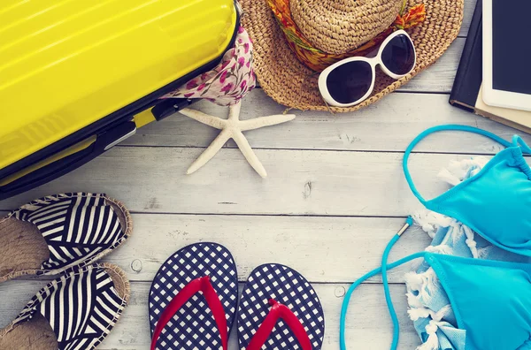 Tahta arka planda tatil valizini hazırla