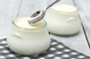 Ahşap masa üzerinde ev yapımı yoğurt