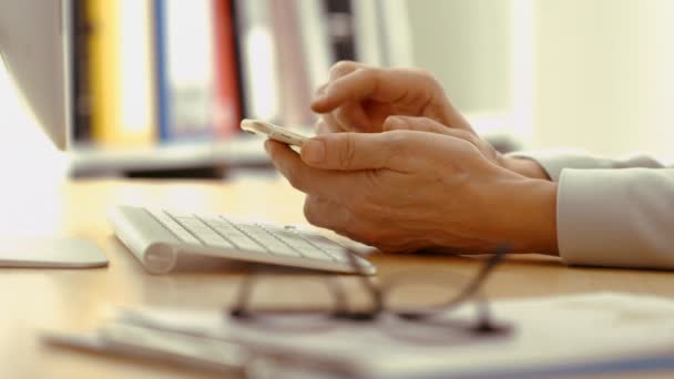 Businesswoman working on phone — Stock Video