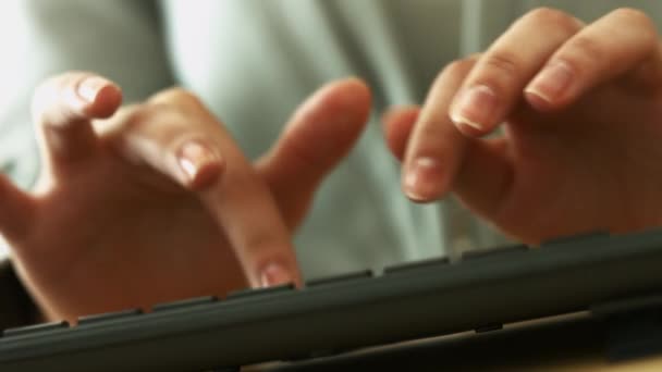 4k primer plano mujer manos en el teclado — Vídeos de Stock