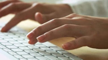 kadın klavyede eller