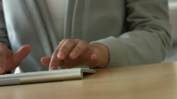 Zakenman werken op de computer — Stockvideo