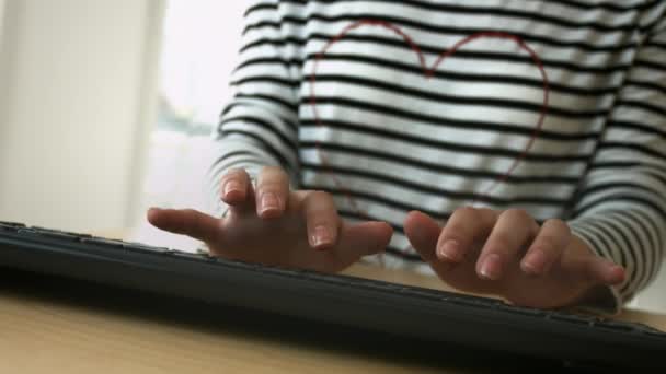 Mujer manos en el teclado — Vídeos de Stock