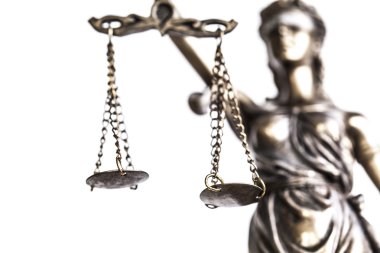 Beyaz arka plan üzerinde adalet heykeli