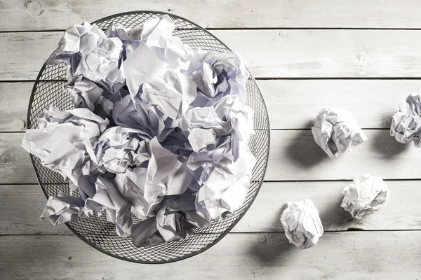 Papel arrugado en el bote de basura — Foto de Stock