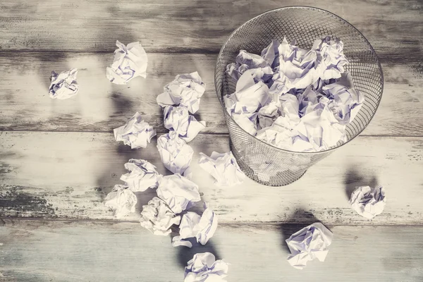 Papel arrugado en el bote de basura — Foto de Stock