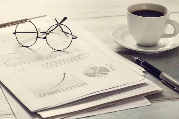 Business bord med diagram och glasögon — Stockfoto