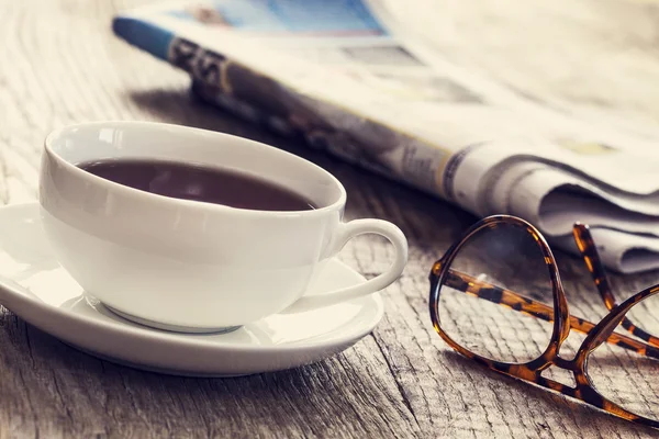 Periódico con taza de café — Foto de Stock