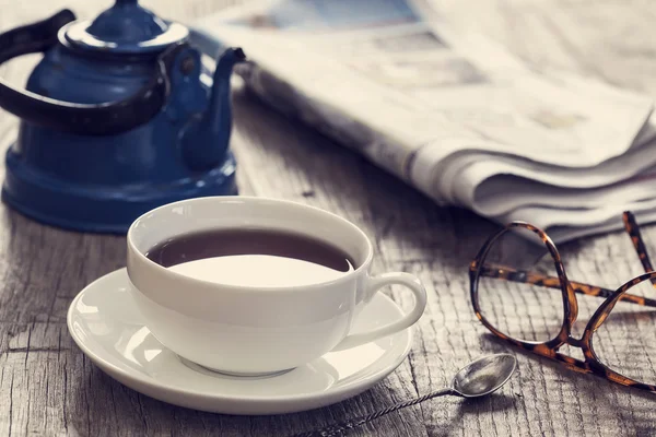 Periódico con taza de té — Foto de Stock