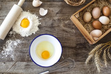 Ahşap masa hamur hazırlanması