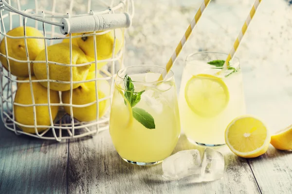 Limonada com limão fresco — Fotografia de Stock