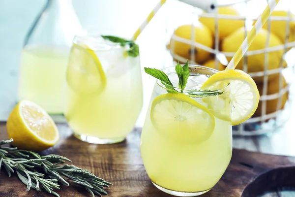 Limonada com limão fresco — Fotografia de Stock