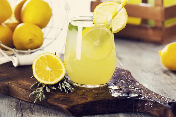 Limonada com limão fresco — Fotografia de Stock